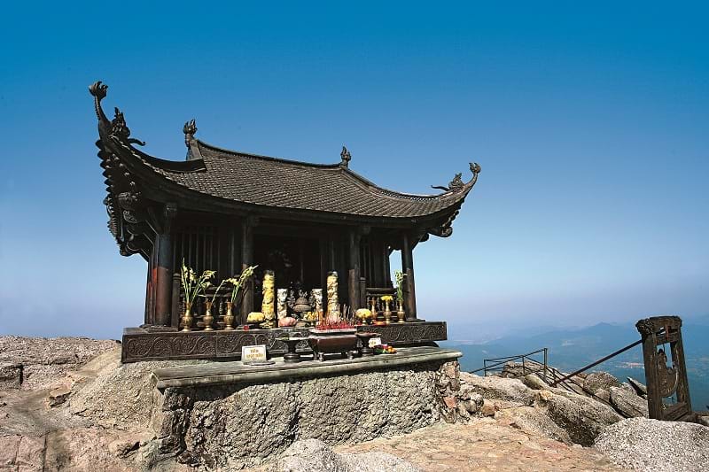 Chùa Đồng huyền thoại, ngôi chùa hiện nay được đúc bằng đồng nguyên chất, hoàn thành năm 2007.